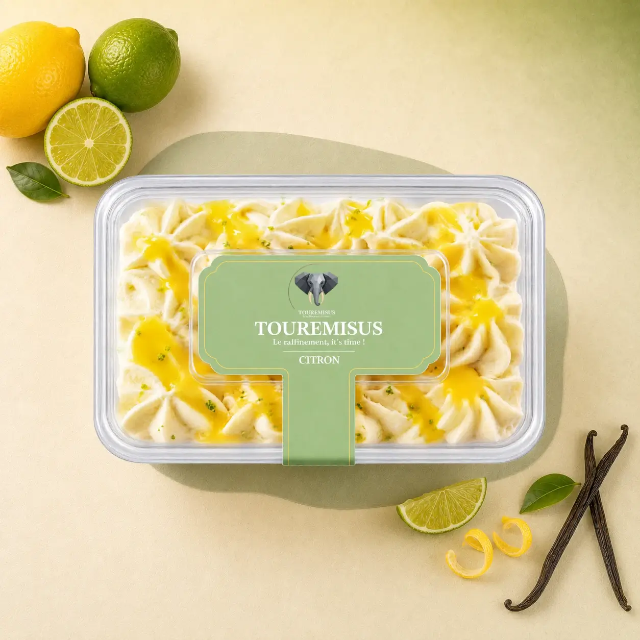 Dessus du tiramisu citron Touremisus avec crème pochée et coulis de citron