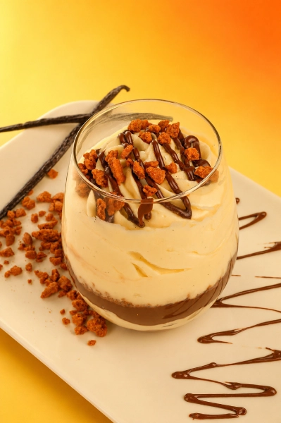 Tiramisu Nutella Spéculoos Touremisus présenté avec des biscuits spéculoos et des noisettes