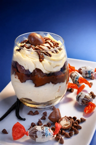 Tiramisu Schokobon Touremisus présenté avec des bouchées chocolatées et des noisettes